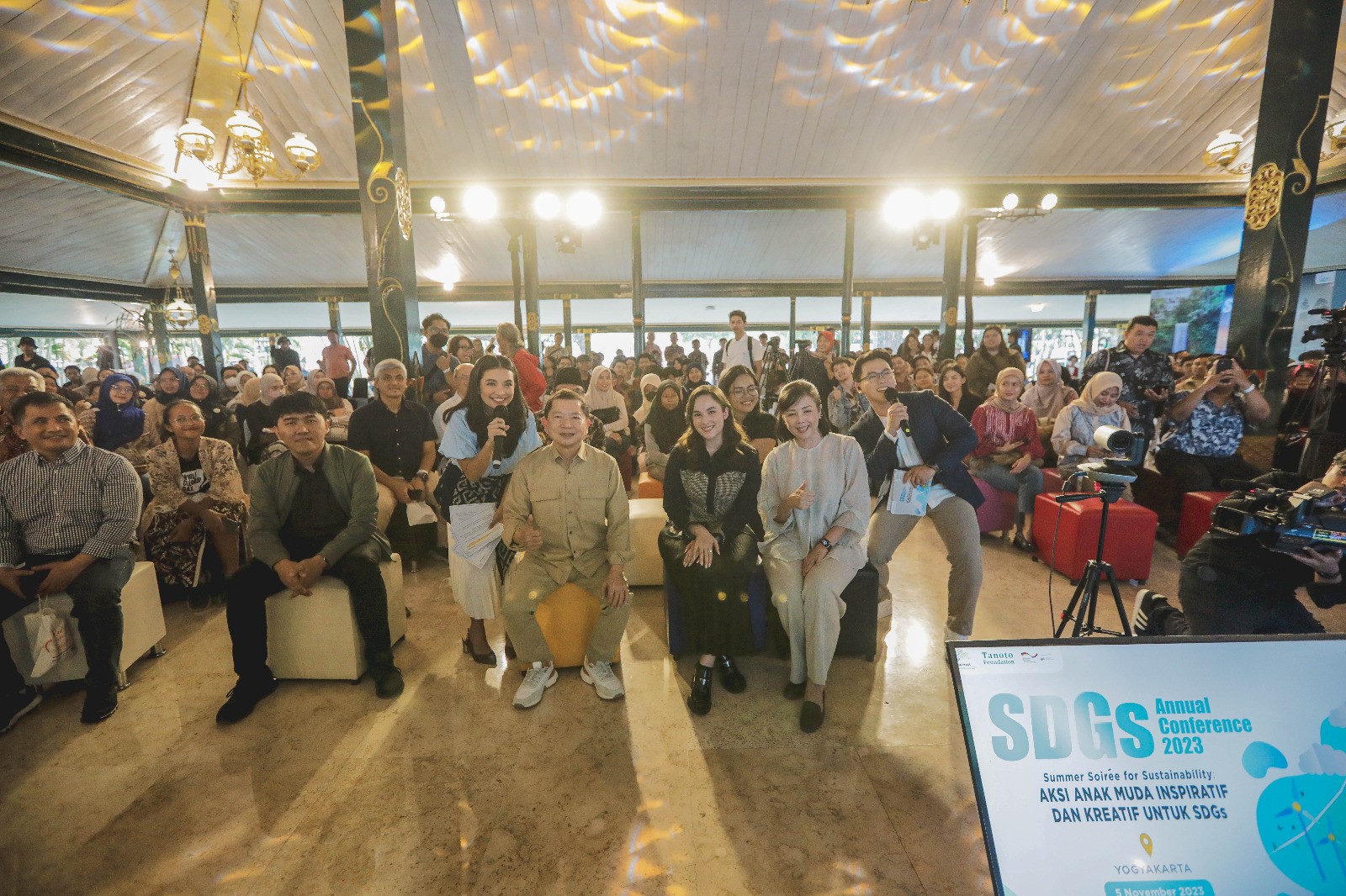 Menteri PPN/Kepala Bappenas Suharso Monoarfa (tengah) berfoto bersama usai acara   Bincang Sore SDGs Annual Conference 2023 (SAC) Summer Soiree for Sustainability. DOK BAPPENAS